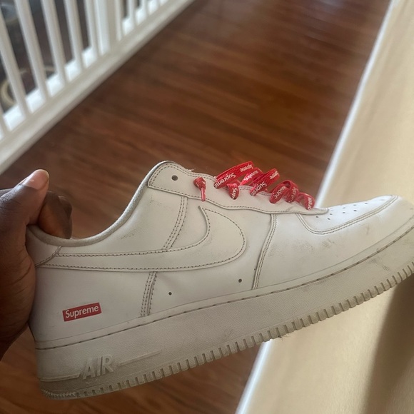 White Men’s special edition Nike Air Force x Supreme Sneakers low with Red Laces